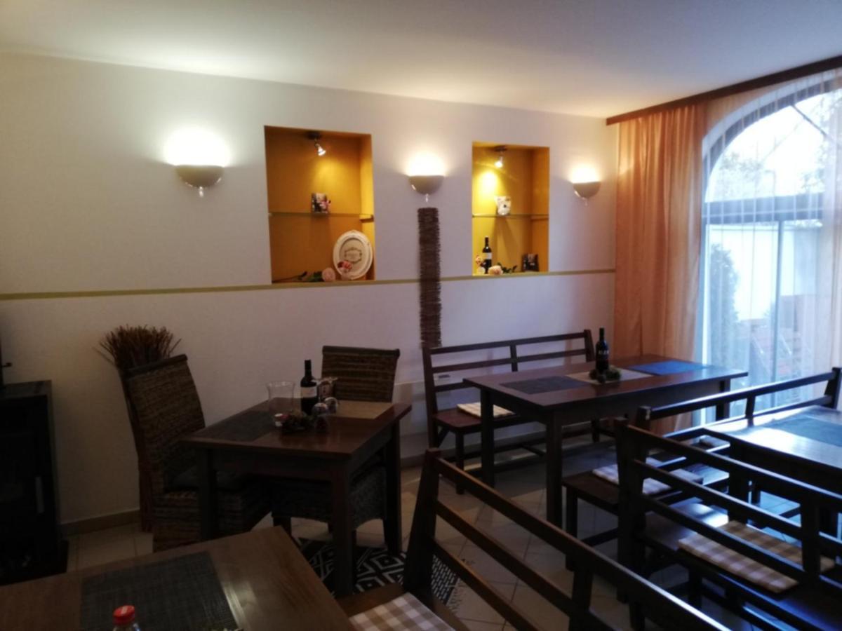 Landhaus Klambauer Ferienapartments Thermennaehe St Martins Therme Frauenkirchen Bagian luar foto