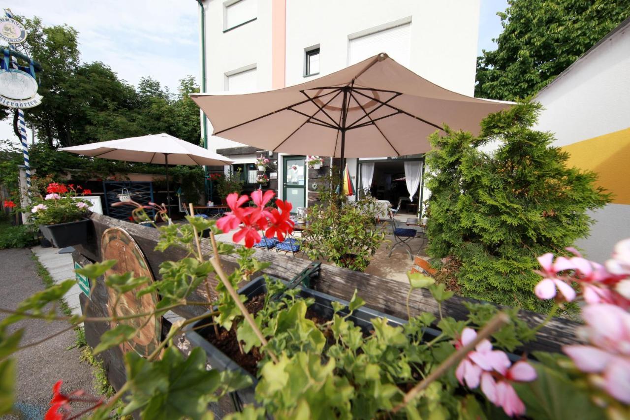 Landhaus Klambauer Ferienapartments Thermennaehe St Martins Therme Frauenkirchen Bagian luar foto